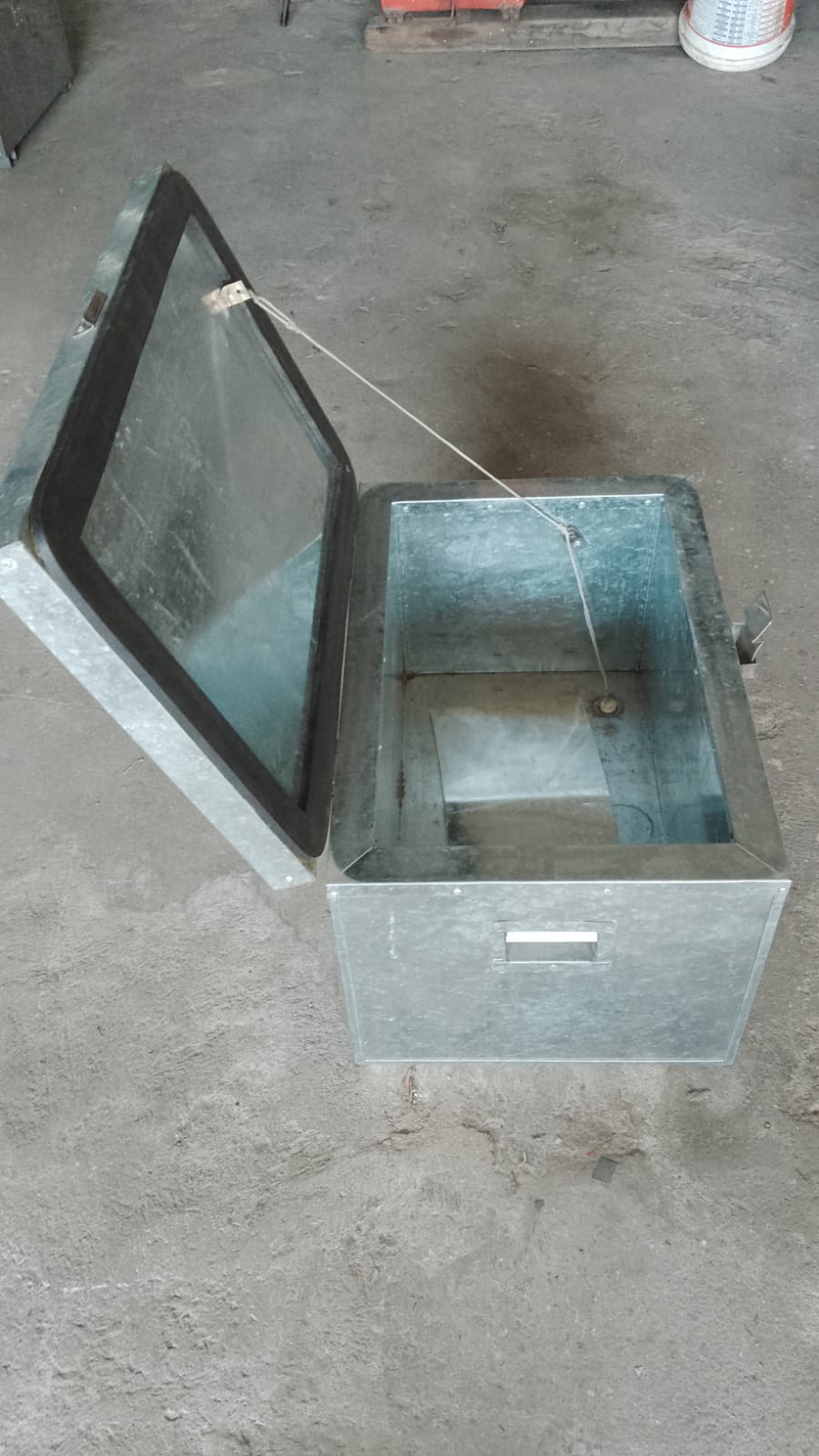 Detalhe de caixa galvanizada com alça lateral